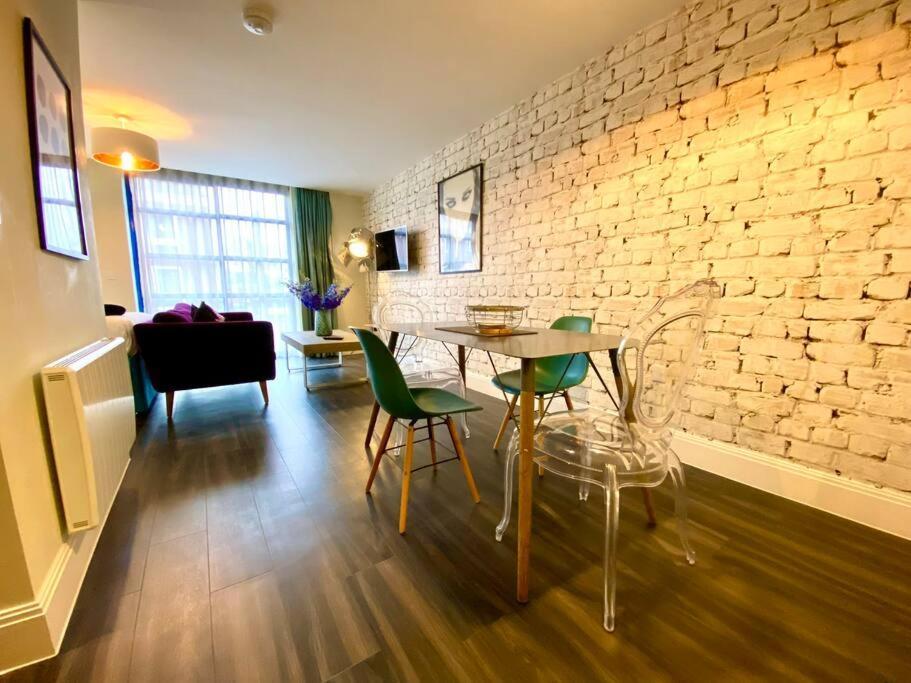 Stunning Apartment Suite - Free Parking & Wifi! Poole Zewnętrze zdjęcie