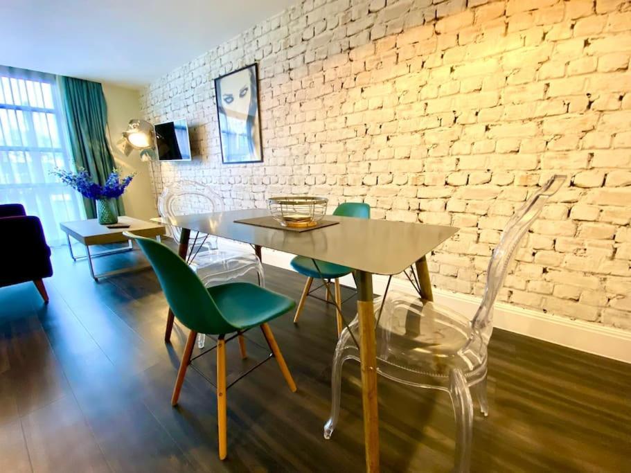 Stunning Apartment Suite - Free Parking & Wifi! Poole Zewnętrze zdjęcie